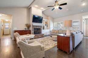 Near Hiking and Biking Convenient Home in Rogers!
